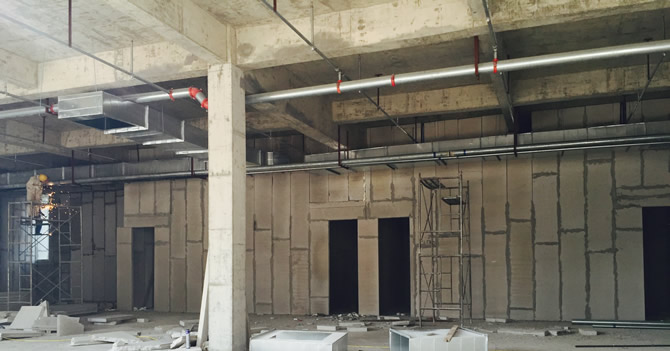 博悅佳正在麻城廣場進行輕質隔墻板安裝施工作業