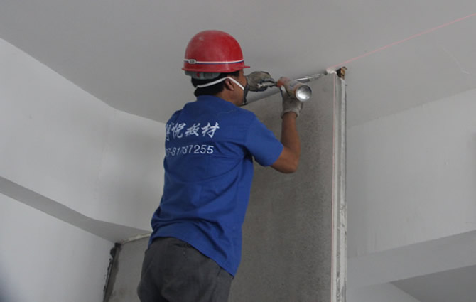 施工人員正在處理輕質隔墻板墻板之間的縫隙