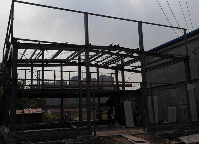 鋼結(jié)構(gòu)搭建的輕質(zhì)墻板房屋框架