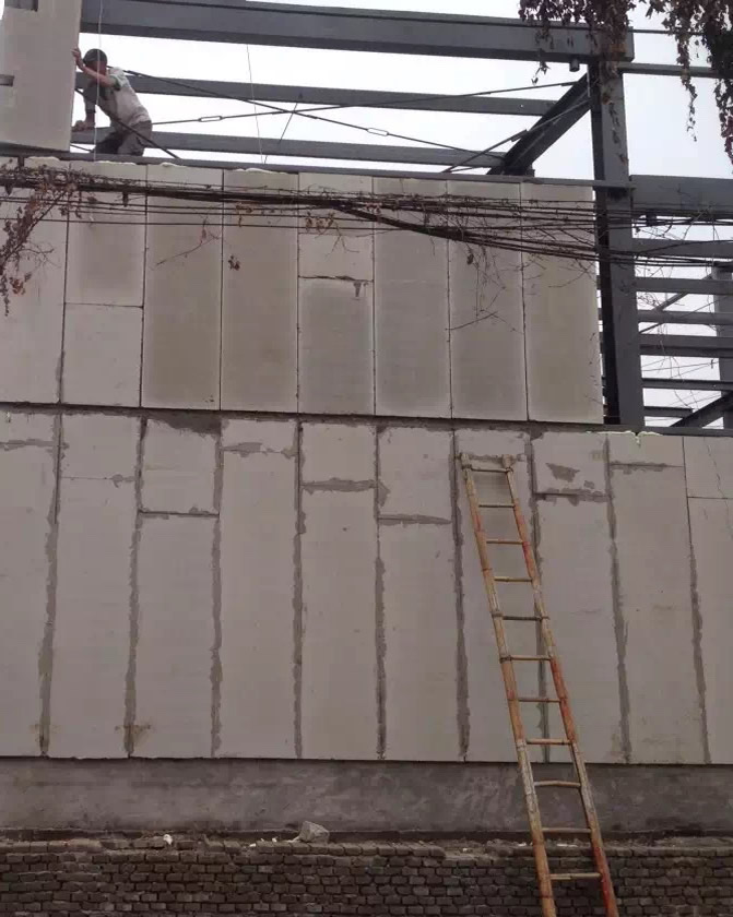 工作人員正在鋼結(jié)構(gòu)上拼裝輕質(zhì)隔墻板