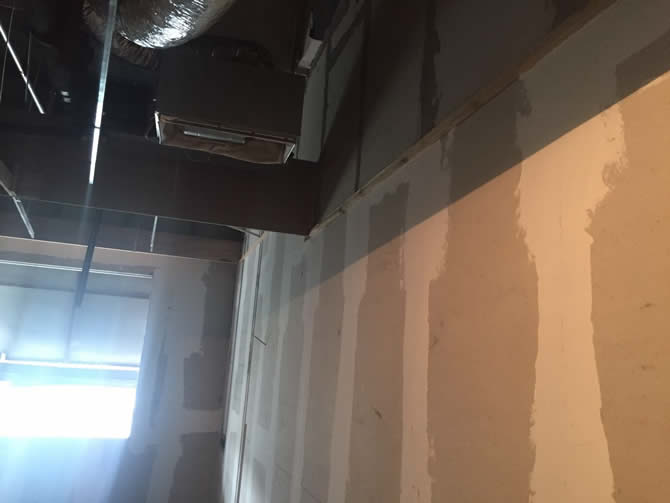 使用新型輕質隔墻板裝修KTV房間,新型EPS輕質隔墻板具有防火、隔音、保溫等優秀性能,特別適合酒店KTV的裝修隔斷