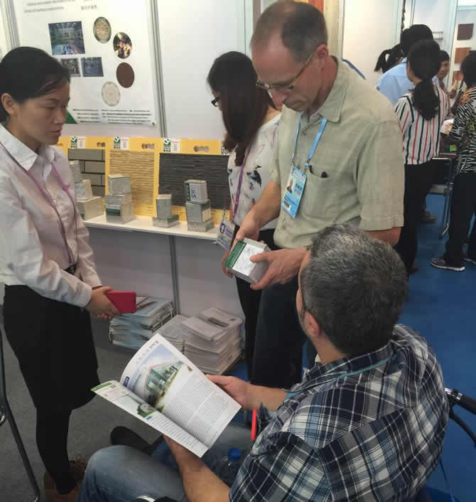 國外客戶正在向博悅佳工作人員咨詢輕質隔墻板的防火、隔音、保溫等原理