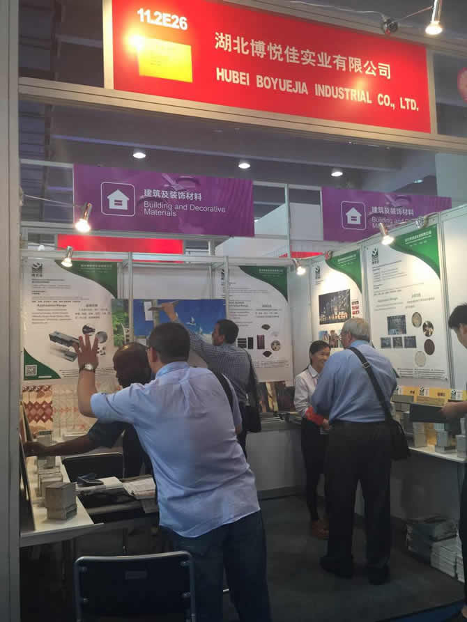 熱鬧非凡的廣交會現場，輕質墻板、復合EPS夾心墻板等新型墻體材料備受矚目