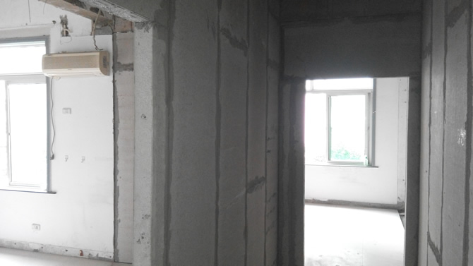 使用輕質墻板施工的情況，輕質墻板可以快速拼裝式施工速度快了很多