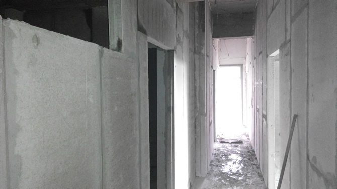 使用輕質墻板施工的裝修的房間內部圖片，較傳統材料節省了大量墻體占用空間