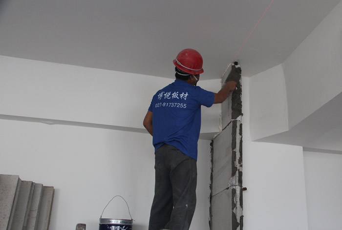 正在安裝輕質墻板